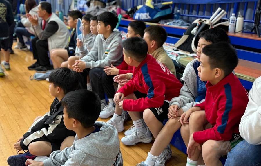 高飛小羽人賽前聆聽教練指示