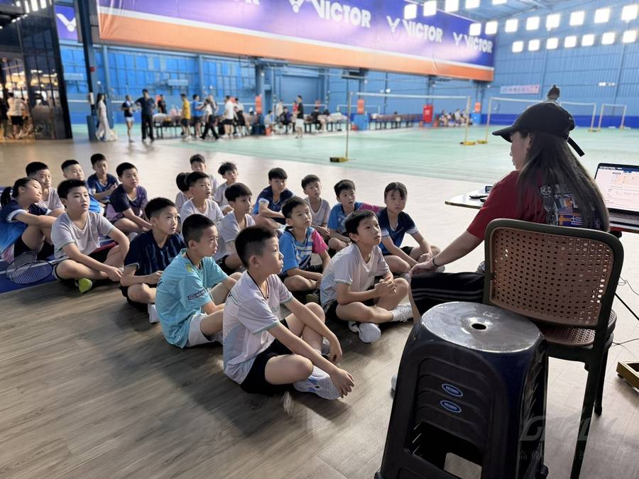 高飛小羽人技術總監劉秀玉教練場邊指導