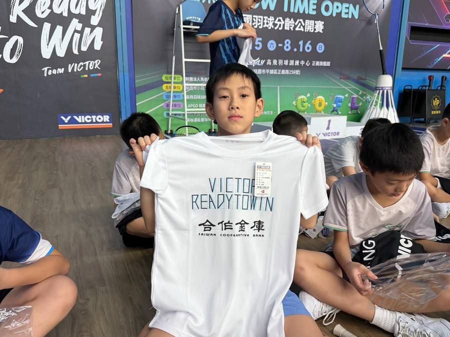 高飛X合庫種子專屬球衣，由合作金庫羽球隊認證核發