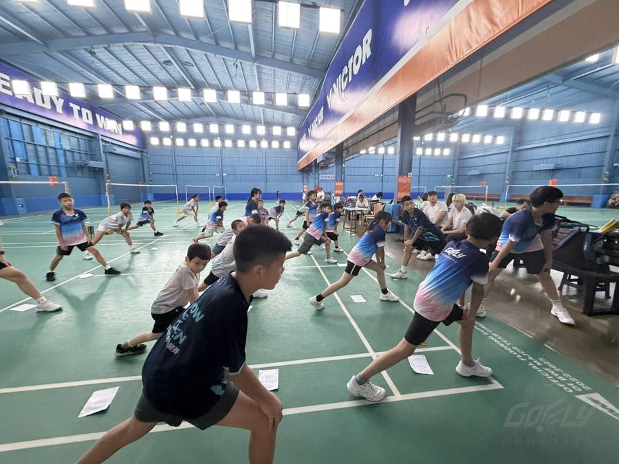 高飛小羽人團體暖身訓練